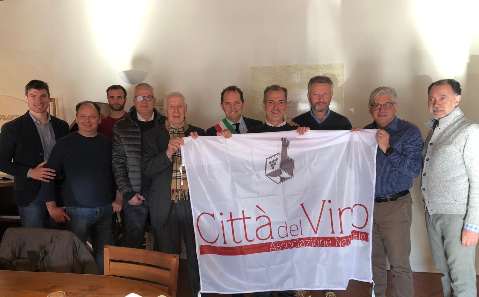 Mariano riceve la bandiera Città del Vino, brindisi a Vie di Romans